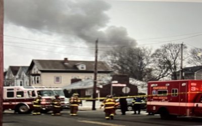Hijo de hombre encontrado muerto luego de enfrentamiento policial está acusado de agredir a periodista.