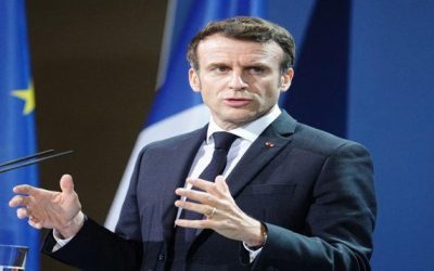 Presidente francés Macron habla con Biden antes de viaje a Moscú: fuente
