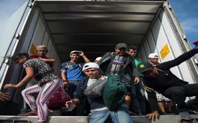 Hallan hacinados a 132 inmigrantes en un remolque en Texas