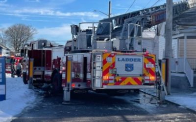 Bomberos rescatan a mujer de casa que se incendiaba.