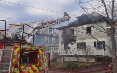 Incendio deja inmueble con serios daños en Cranston.