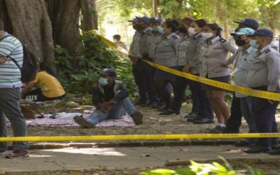 Cubanos siguen implorando solución ante consulado de Panamá