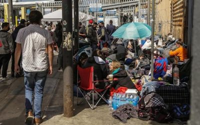 Migrantes rusos y ucranianos montan campamento en ciudad mexicana de Tijuana