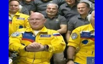 Cosmonautas rusos llegan a la Estación Espacial Internacional vistiendo los colores de la bandera de Ucrania