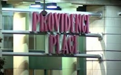 Hombre denuncia golpes y robo por adolescentes al salir del Providence Place Mall.