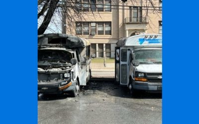 Dos menores arrestados en conexión con incendio autobús liga deportiva juvenil.