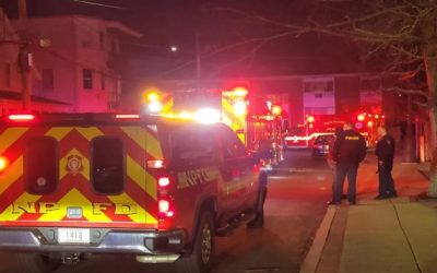 Policía busca conductor que se estrelló contra casa.