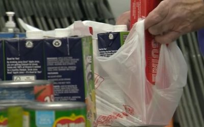 Bancos de alimentos en Rhode Island abrumados por aumento familias en necesidad y aumento precios.