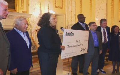 Robert Kraft presenta donaciones para dos organizaciones sin fines de lucro de Rhode Island.
