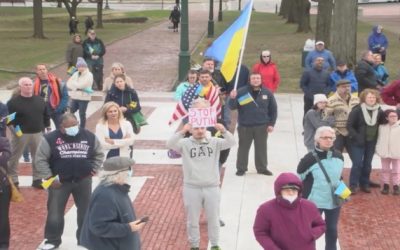 Cientos unidos en solidaridad con Ucrania en la Casa Estatal de Rhode Island