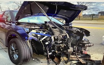 Aparatoso choque deja 2 heridos.