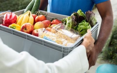 DEM y granjeros locales se unen para ayudar con alimentos a personas mayores.
