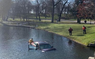Auto sumergido en lago Parque Roger Williams era robado.