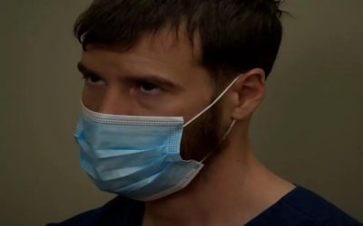 Hijo acusado de apuñalar a su padre ahora enfrenta cargos de asesinato