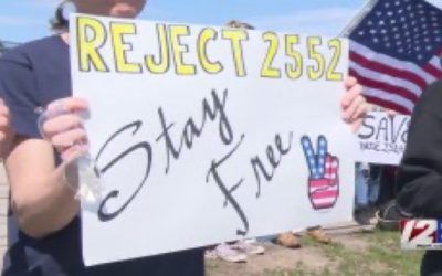 Decenas protestan contra proyecto ley que multaría a los no vacunados en Rhode Island