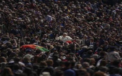 El papa pide paz en Ucrania en su mensaje de Pascua