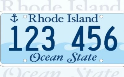 McKee presenta diseño ganador para matrícula Rhode Island.