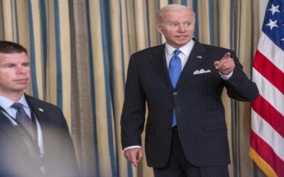 Biden firma una ley para aliviar las cuentas del Servicio Postal en EE.UU.
