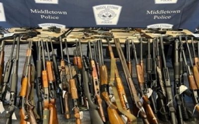 Policía Middletown arresta a padre e hijo después de incautar 79 armas en su casa