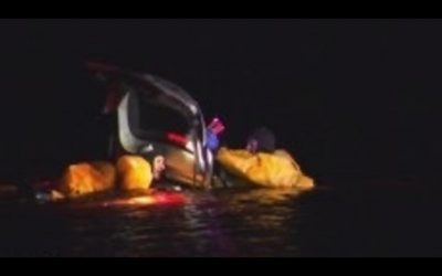 Policía rescate a dos de vehículo a punto de hundirse en un lago.