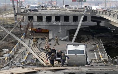 Las tropas rusas se van de Chernóbil; siguen los combates
