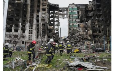 Más civiles huyen de Ucrania tras letal ataque a estación