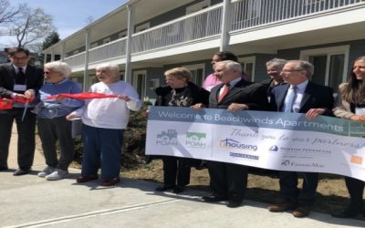 Senador Reed inaugura Beachwinds Apartments.