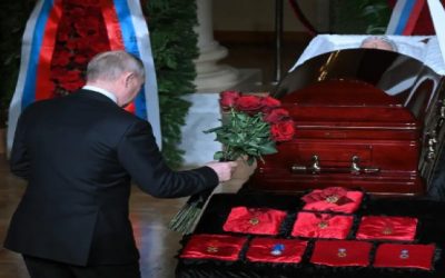 Putin aparece con maletín nuclear en funeral, desata temores y especulaciones