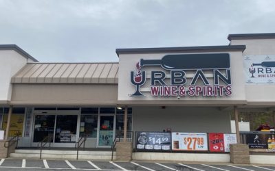 Policía busca sospechoso de robar licorería armado con un cuchillo.