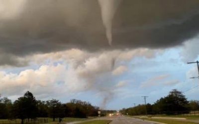 Supuesto tornado atraviesa Kansas y causa graves daños