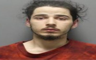 Policía Cranston anuncia arresto de dos personas en conexión con tiroteo en complejo de apartamentos.