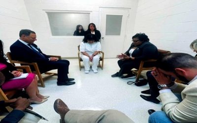 Legisladores de Texas rezan en prisión con la madre latina condenada a muerte