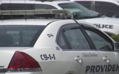 Hombre arrestado por presuntamente golpear y gritar insultos homofóbicos a varios hombres.