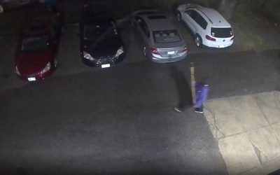 Autoridades dan a conocer nuevas imágenes del sospechoso en agresión sexual de joven universitaria.