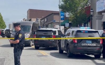 Autoridades investigan luego de que 7 hombres fueran apuñalados en pelea de motociclistas clubes rivales.