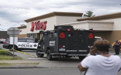 Tiroteo en supermercado de Buffalo deja al menos 10 muertos