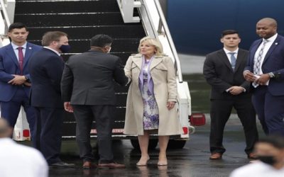 Jill Biden viaja a Panamá tras visitar Ecuador y recorrer iglesias en Quito