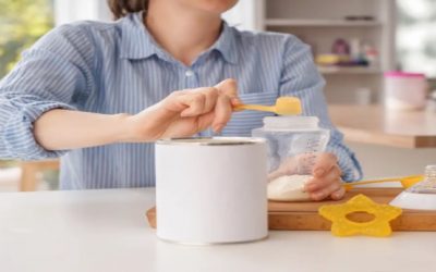 Por qué no es segura la receta de 1960 para hacer leche de fórmula casera que se ha vuelto viral en Facebook