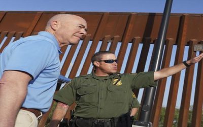 Mayorkas recorre muro fronterizo de cara a restablecer asilo