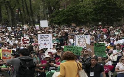 Miles participan en marchas por derecho al aborto en EEUU