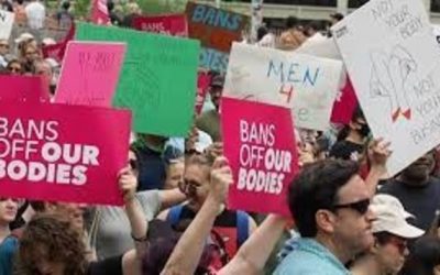 Cientos de manifestantes marchan en Providence para defender el derecho constitucional al aborto.