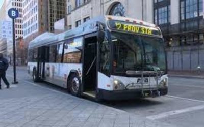 McKee anuncia que no se cancelará el servicio de bus rápido a la playa de RIPTA