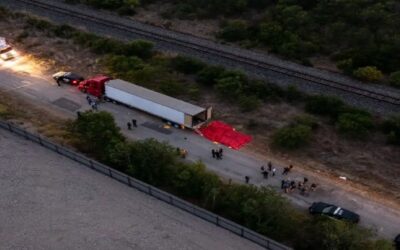 Detienen a tres personas por la muerte de 50 migrantes al interior de un tráiler en Texas