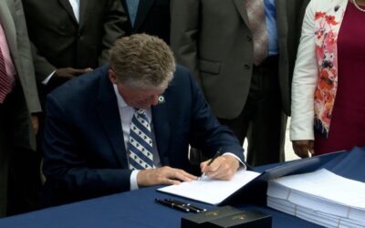 McKee firma ley “Let RI Vote”.