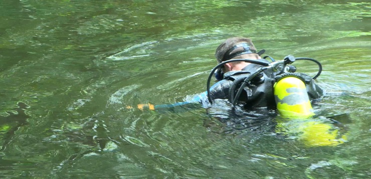 Decenas buscan a mujer desaparecida en aguas del río Pawtuxet.