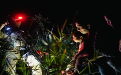 Claves de la orden de Greg Abbott en Texas para devolver a inmigrantes a la frontera
