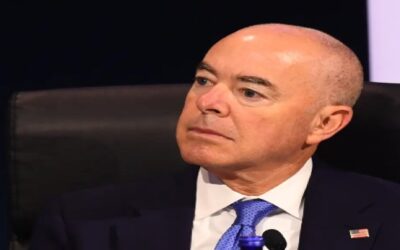 Mayorkas parece culpar a los migrantes de las muertes de 53 personas halladas en un camión en Texas