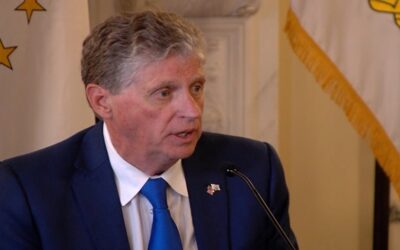 McKee firma orden ejecutiva que protege el acceso al aborto en Rhode Island.