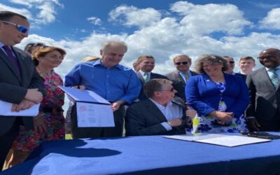 Gobernador McKee firma legislación para expandir recursos energía eólica marina