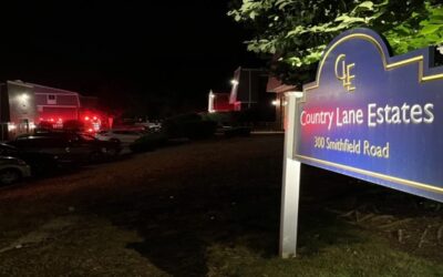 Policía North Providence investiga luego de que hombre fuera apuñalado.